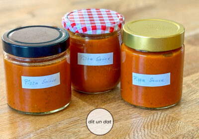 Drei Gläser mit roter Tomatensauce auf einem Holzuntergrund.