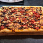 Bild der fertigen Pizza auf einem Brett