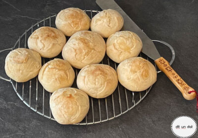 10 fertig gebackene Brötchen auf einem Kuchenrost