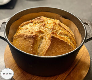 Kreuzweise eingeschnittenes Brot, noch im gusseisernen Topf.