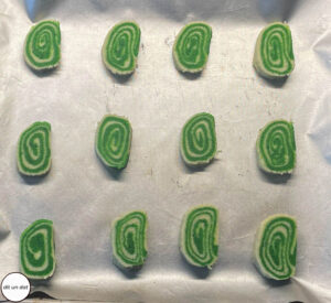 Scheiben mit einer grünen Spirale auf einem mit silbernen Dauerbackfilie.