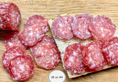 Aufgeschnittte Salamischeiben mit